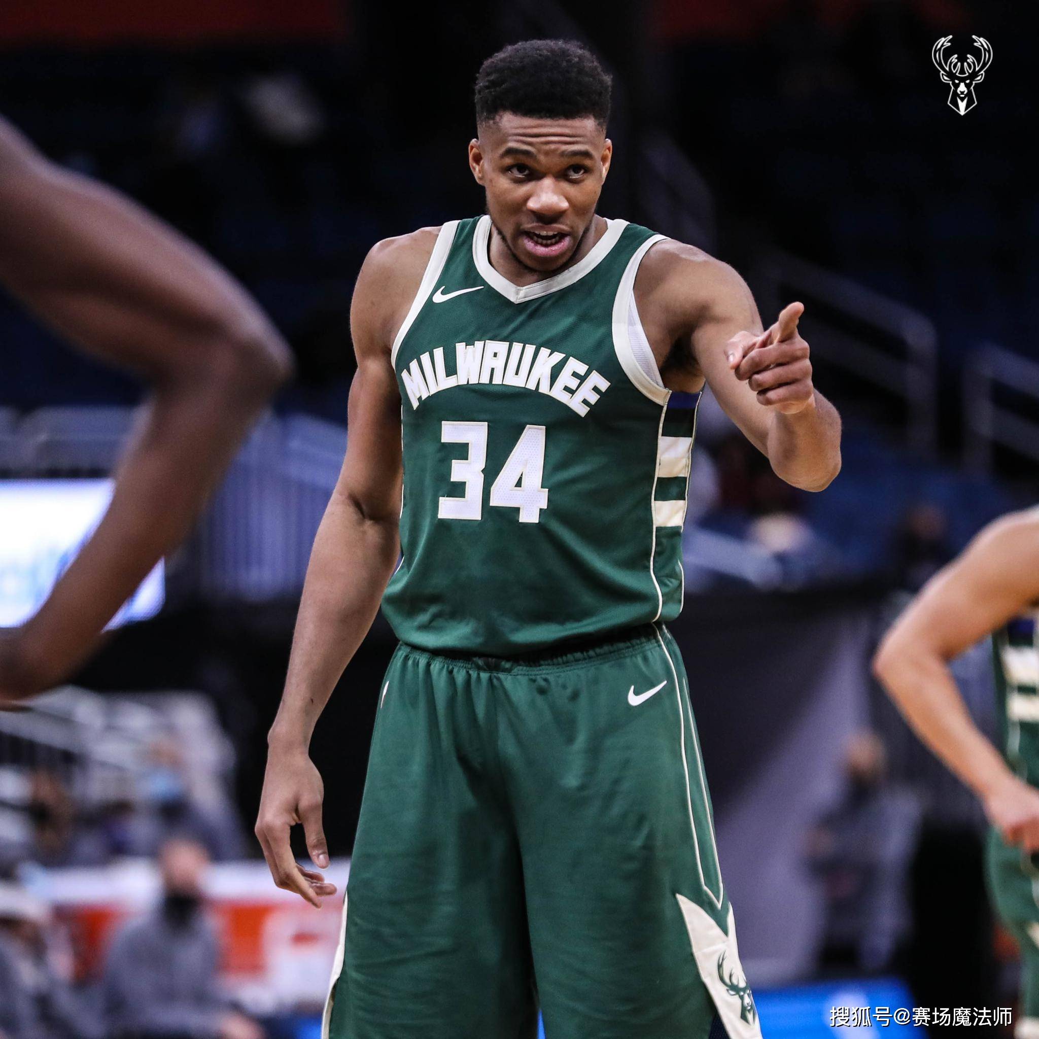 字母哥回归赛场，爆冷首场状态亮眼，SKT观众沸腾！