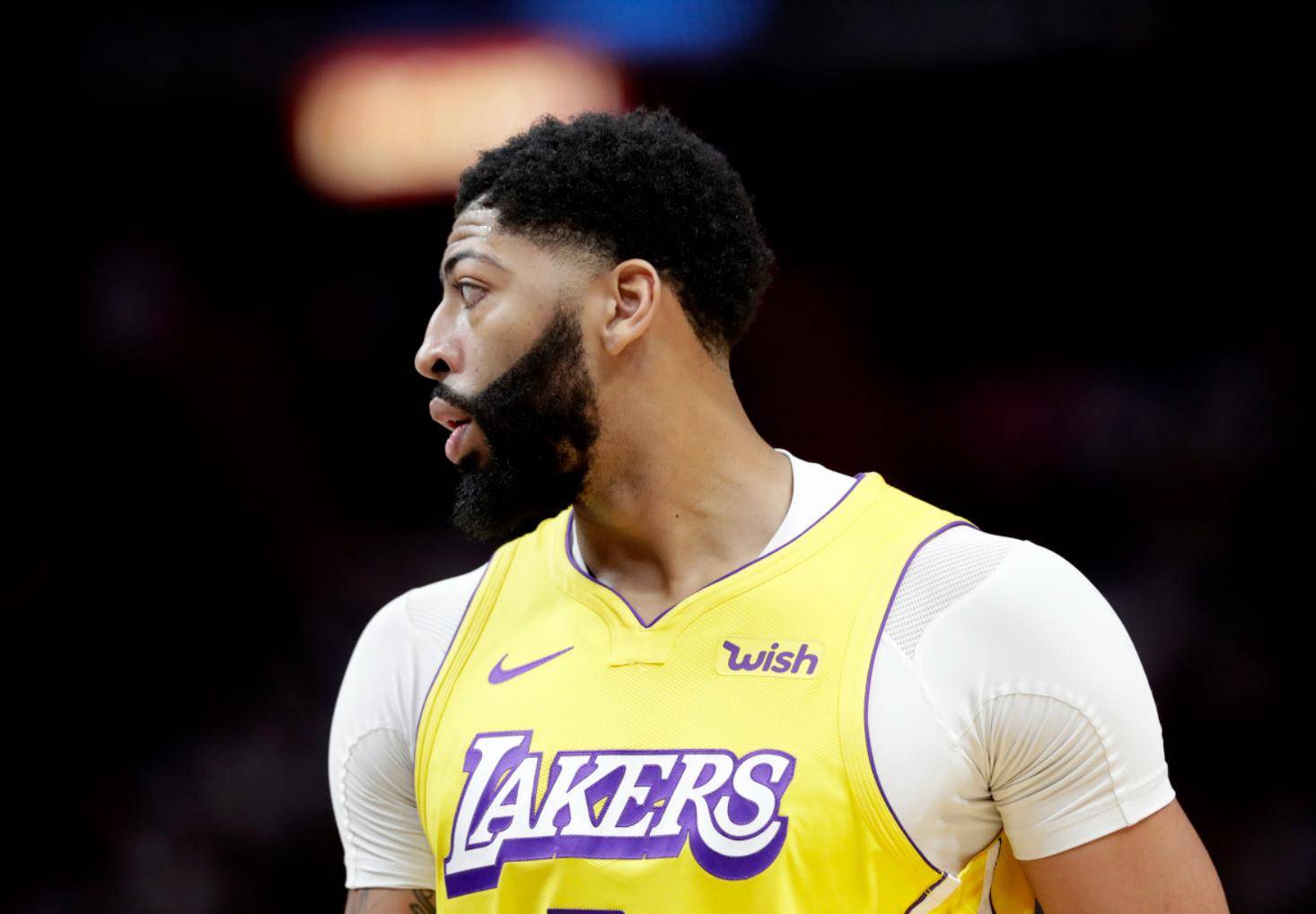 浓眉哥回归赛场，挺进下一轮首场状态亮眼，FPX观众沸腾！的简单介绍